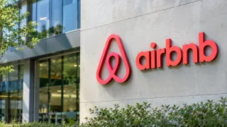 Airbnb Shares Advance as Wall Street Elevates Outlook Ahead of 3rd-Quarter Earnings